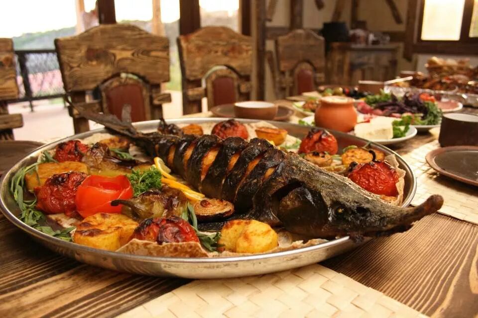 Стол армян. Ресторан на озере Севан. Национальная кухня Армения Ишхан. Армянский рыбный ресторан Севан. Армения Севан ресторан рибний.