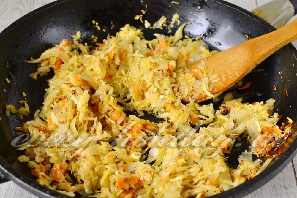 Фарш квашеная капуста что приготовить. Капуста на сковороде. Квашеный лук. Как жарить квашеную капусту на сковороде. Жареная кислая капуста.