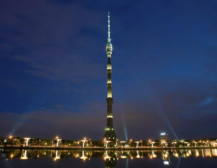 Останкинская башня флагшток. Телевизионная башня останкино. Самая высокая башня в москве останкинская. Телебашня останкино ночью. Телевизионная башня в москве останкино.