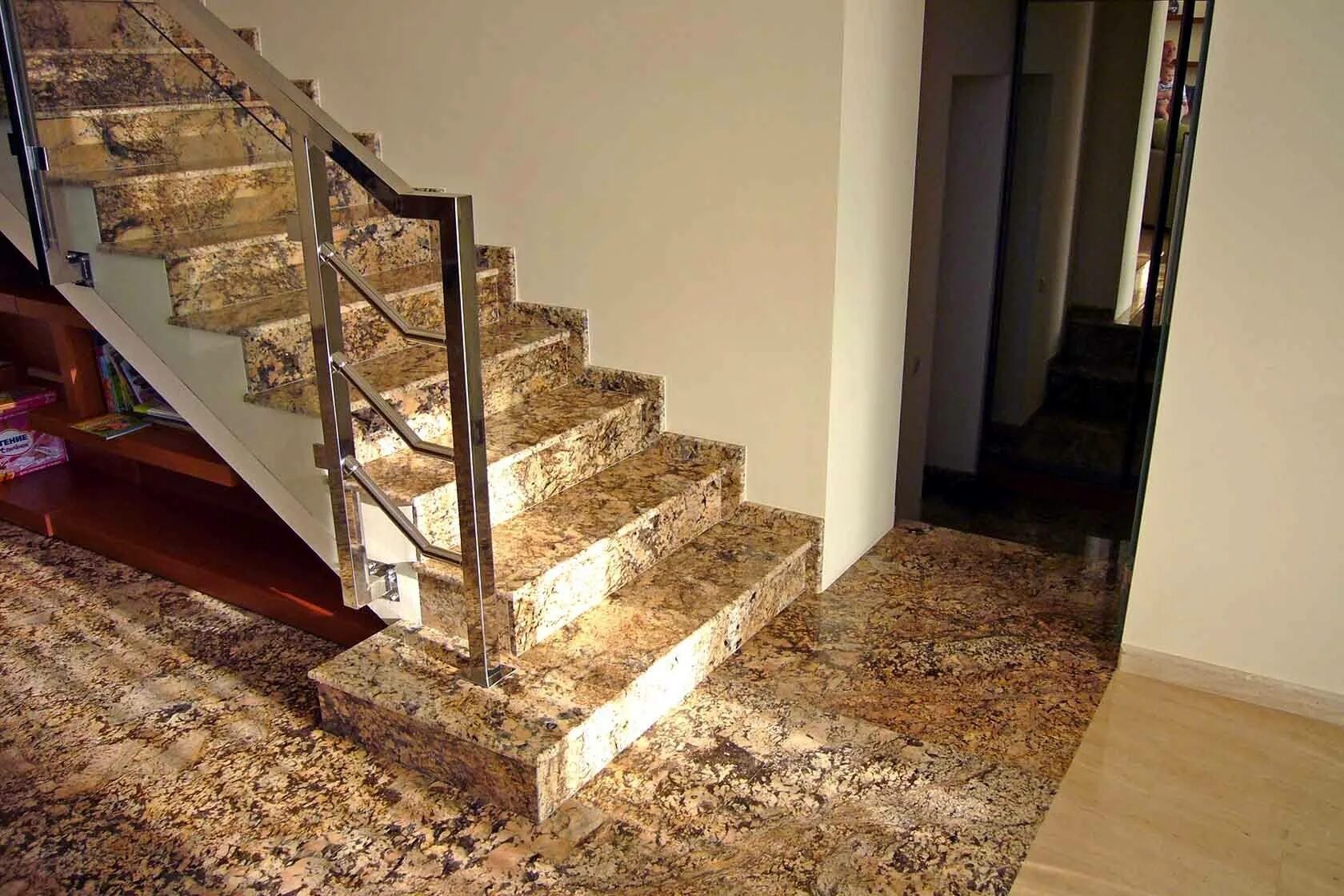 Отделка лестницы камнем. Лестница красивая из мрамора. Ступеньки из мрамора для лестницы. Красивые лестницы. Лестница из искусственного камня.