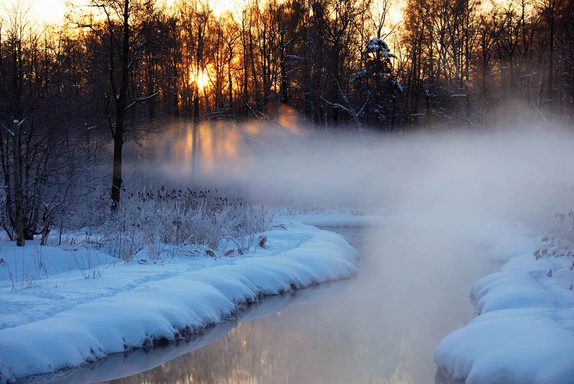 Снег состоянии воды. Вода зимой. Зима туман. Испарение снега. Пар над водой.