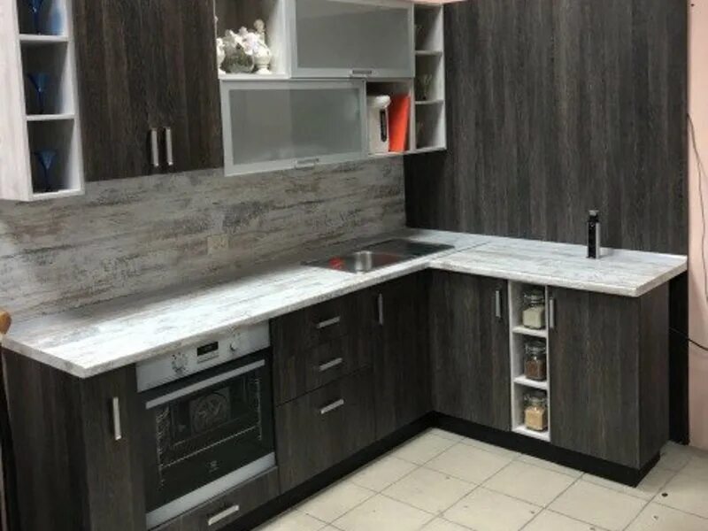 встроенная кухня в старом осколе. старооскольский мебельный завод. потатушкины кухни. кухни двухцветные угловые. доступные кухни старый.