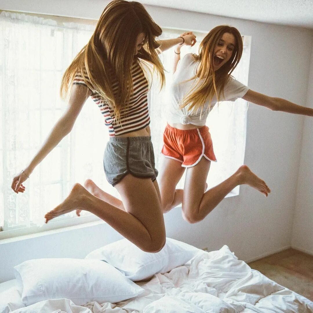 Классной подружке. Идеи для фотосессии. Дружба двух девочек. Подруги смеются. Подруги картинки.