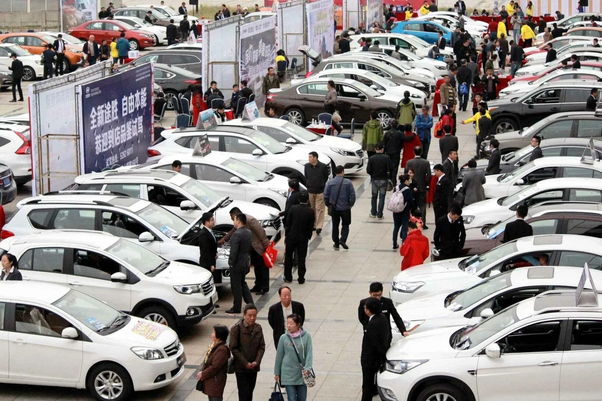 Первый автомобиль в китае. Автомобильный рынок. Китайские машины. Рынок китайских автомобилей. Китайские машины на рынке.