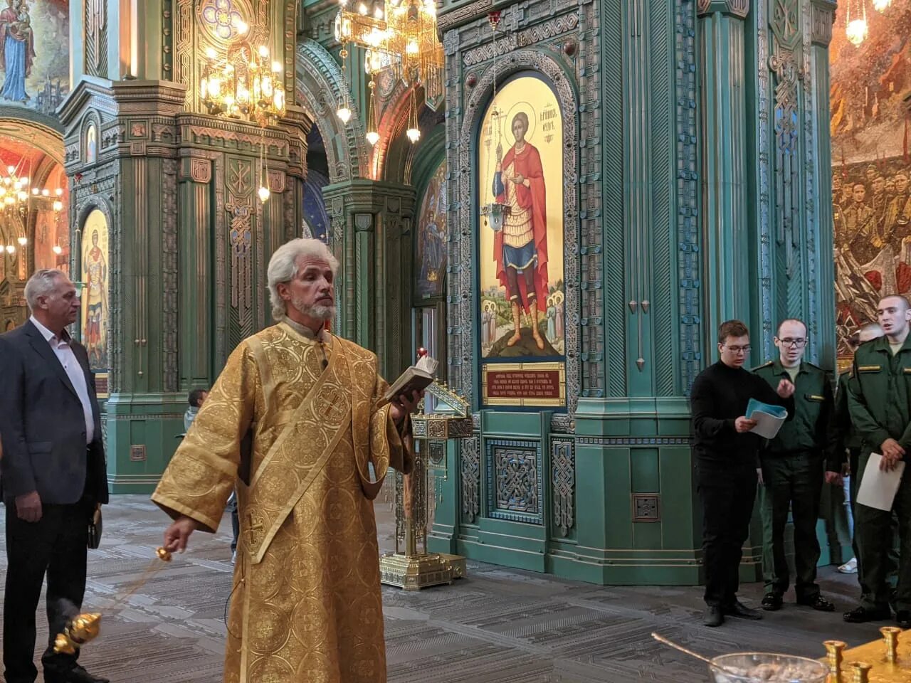 Служба в главном храме вооруженных. Богослужение в главном храме вооружённых сил рф. богослужение в главном храме вс рф. литургия в храме вооруженных сил рф. пасхальная служба в главном храме вооруженных сил россии.