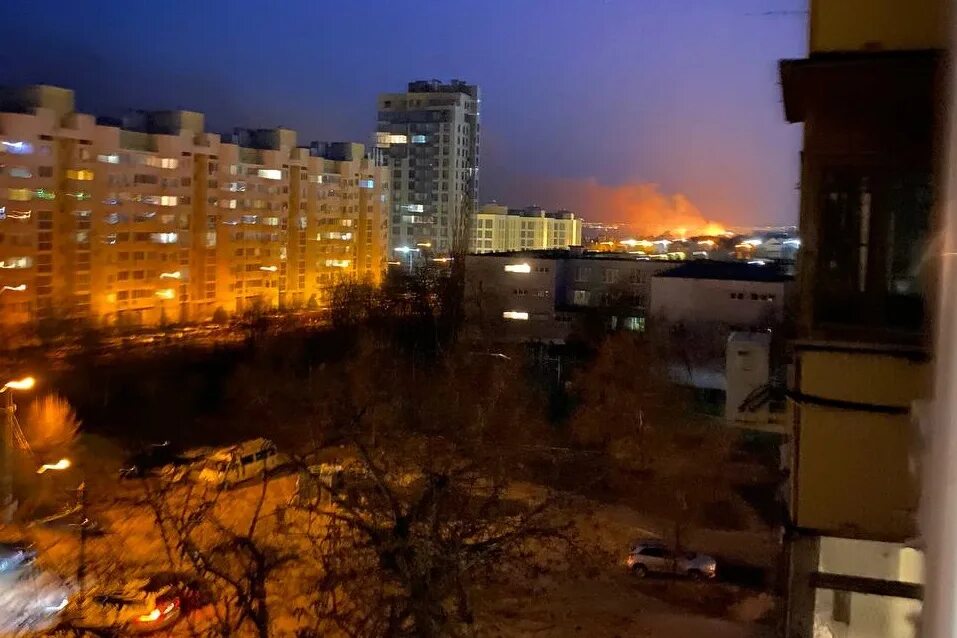 Пожар на заревом. Зарево от пожара. Пожар на Тулака. Зарево пожаров в окне. Взрывы, зарево над городом.