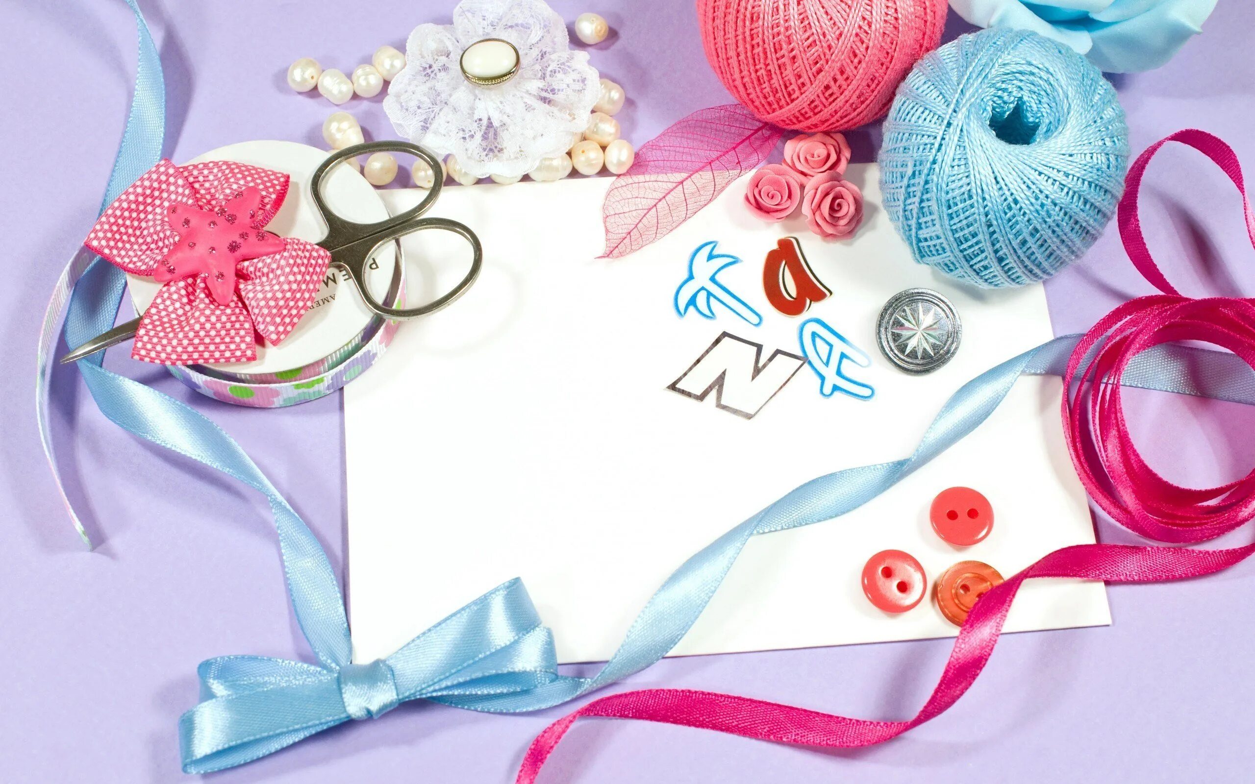 материалы швеи. красивая обложка для рукодельницы. инструменты для кройки и шитья. рукоделие. баннер для вязальщицы.