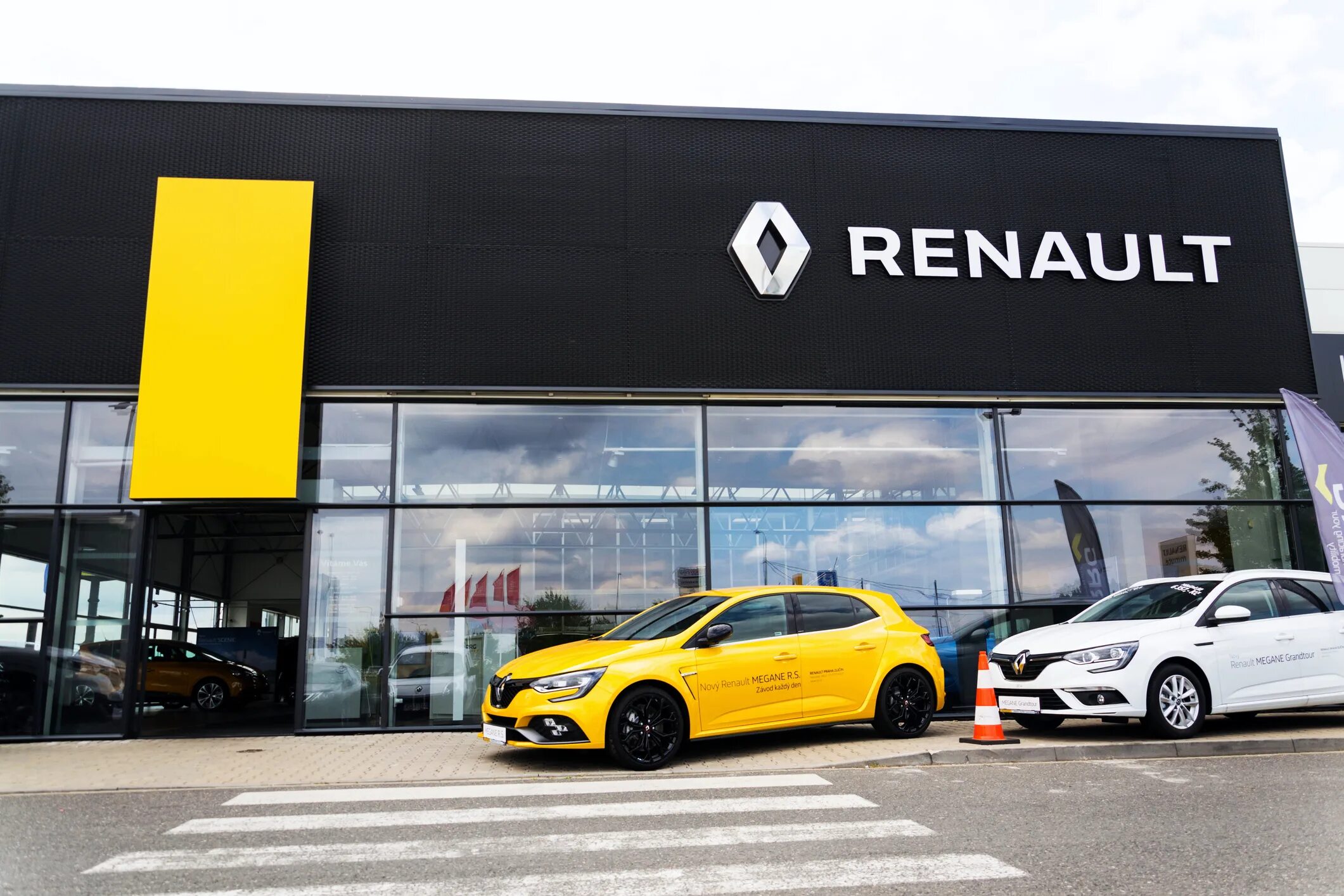 Easy renault. Рено компания. renault nissan company. рено в лизинг. рынки рено.