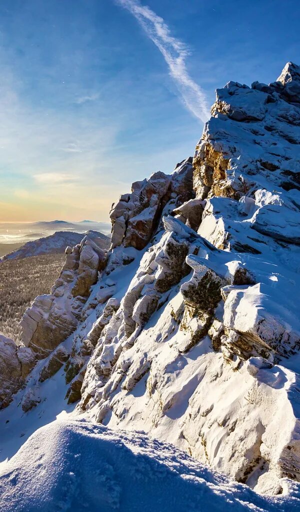 Уральские горы снег. Дорога зимой. Снежные горы. Почему горы уменьшаются. Горы снег.