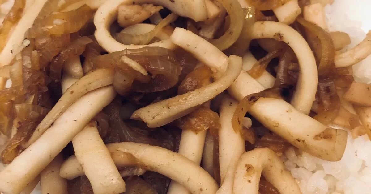 Кальмар на сковороде. Жареный кальмар с овощами. Кальмары соевый соус рецепт. Кальмары в соусе. Кальмары в папричном соусе.