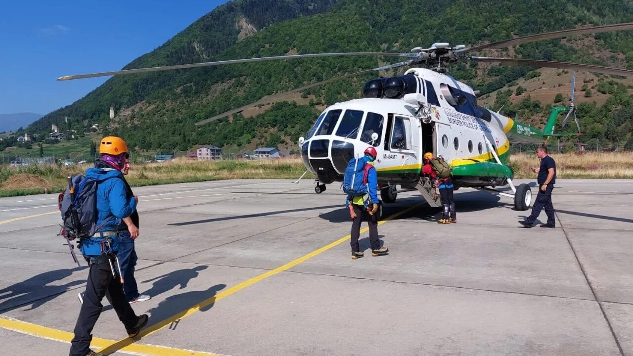Вертолеты Грузии. Спасательный вертолет в Грузии. Грузинские спасатели. Вертолет в горах.