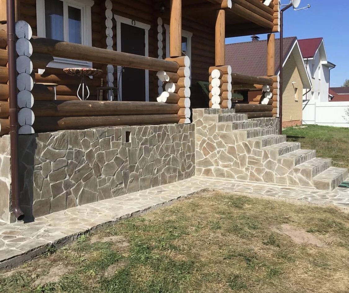 Фундамент из природного камня. Отделка фундамента камнем. отделка цоколя натуральным камнем. цоколь из камня натурального. отделка фундамента камнем природным.