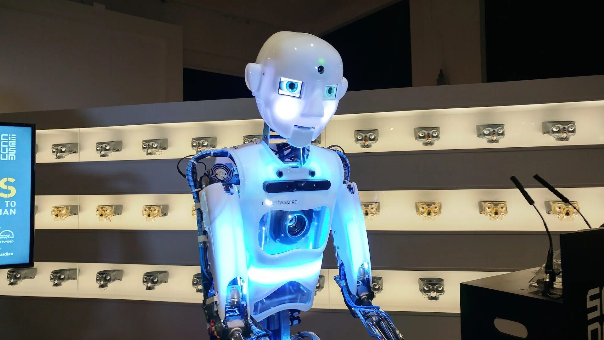 Робот помогает человеку. Бесполезный робот. Ламповые технологии робот. Робот для вашего заведения.