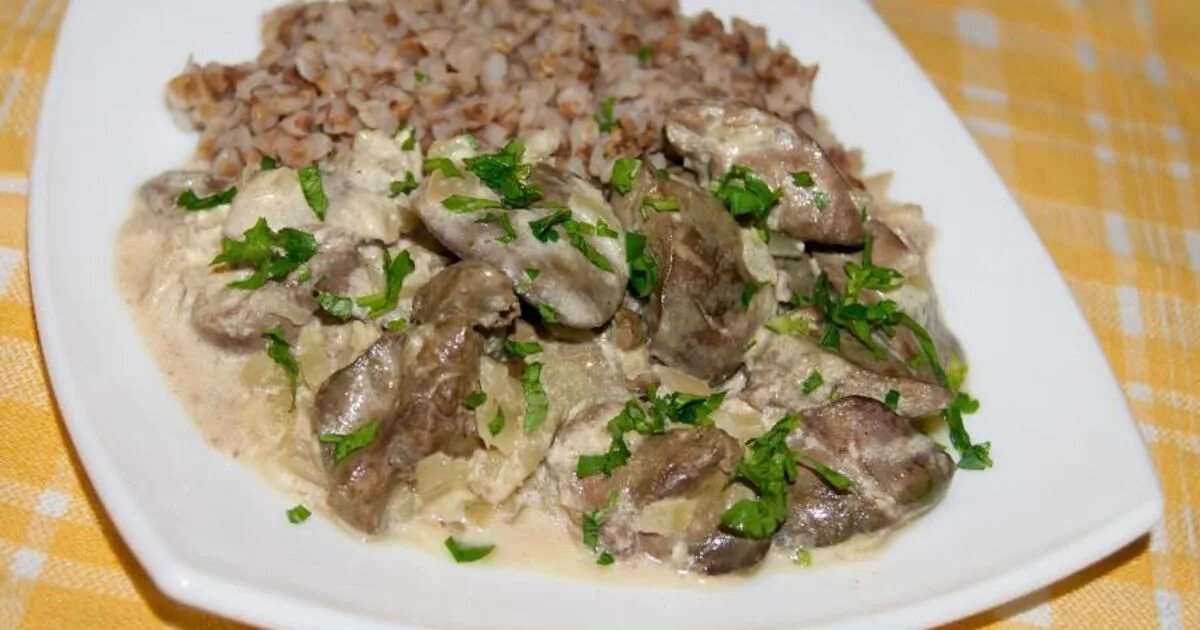 Печень индейки быстро и вкусно. Блюда из печени индейки. печень индейки в сметане. печень индейки с луком. печень, жареная в сметанном соусе..