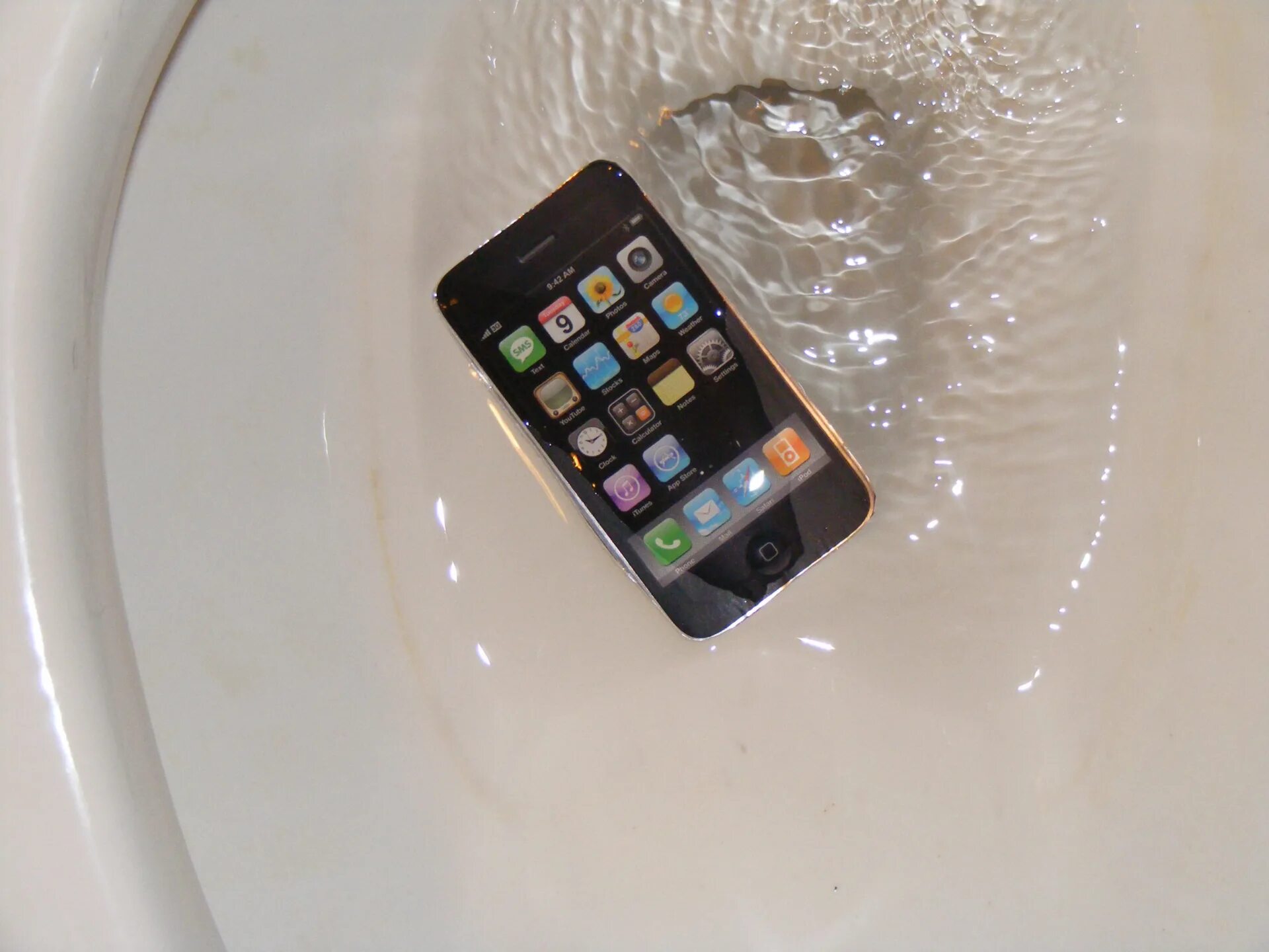 Унитаз смартфон. Смартфон упал в унитаз. Чистка телефона от воды