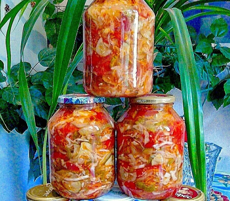 Заготовки на зиму из капусты лучшие рецепты. Заготовки на зиму салаты. салат с помидорами на зиму. необычные салаты на зиму. салаты заготовки на зиму из помидор.
