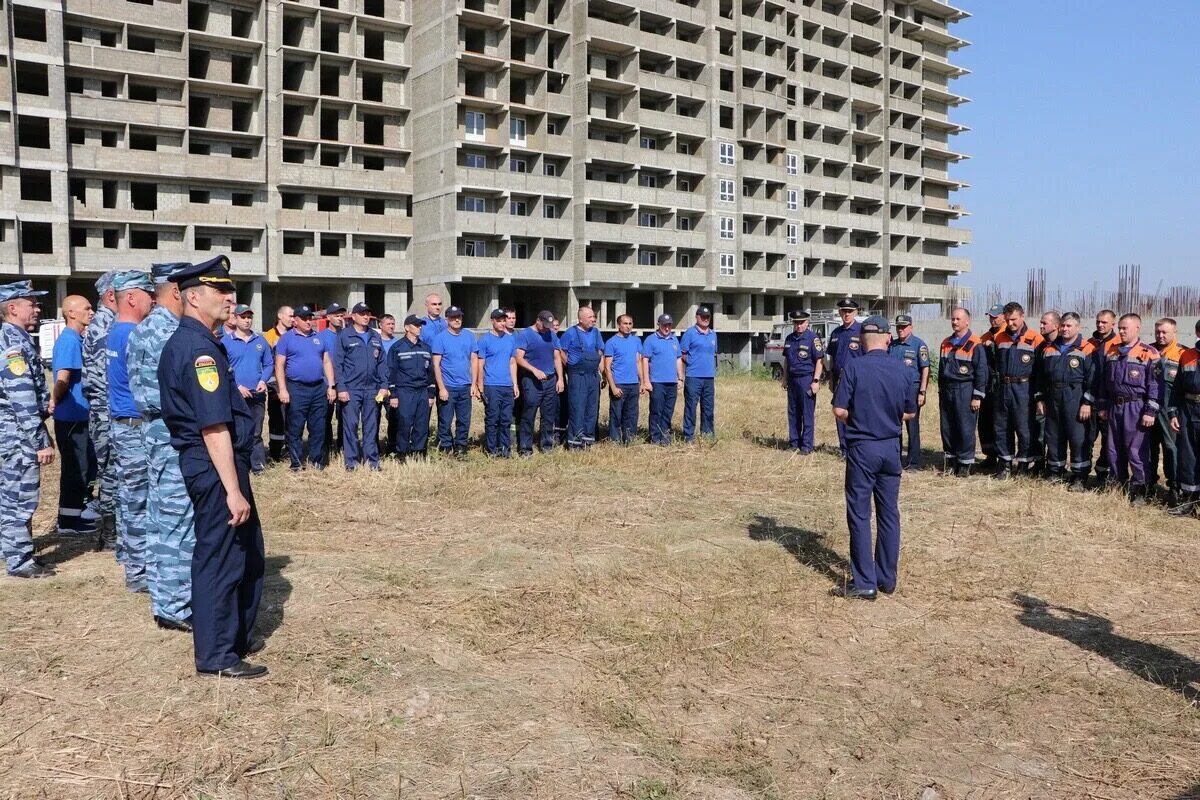 Гуманитарная помощь военным. Го и чс краснодарского края сергей штриков. Го чс по краснодарскому краю министр. Штриков сергей анатольевич. Гуманитарная помощь госпиталь мандрыка.