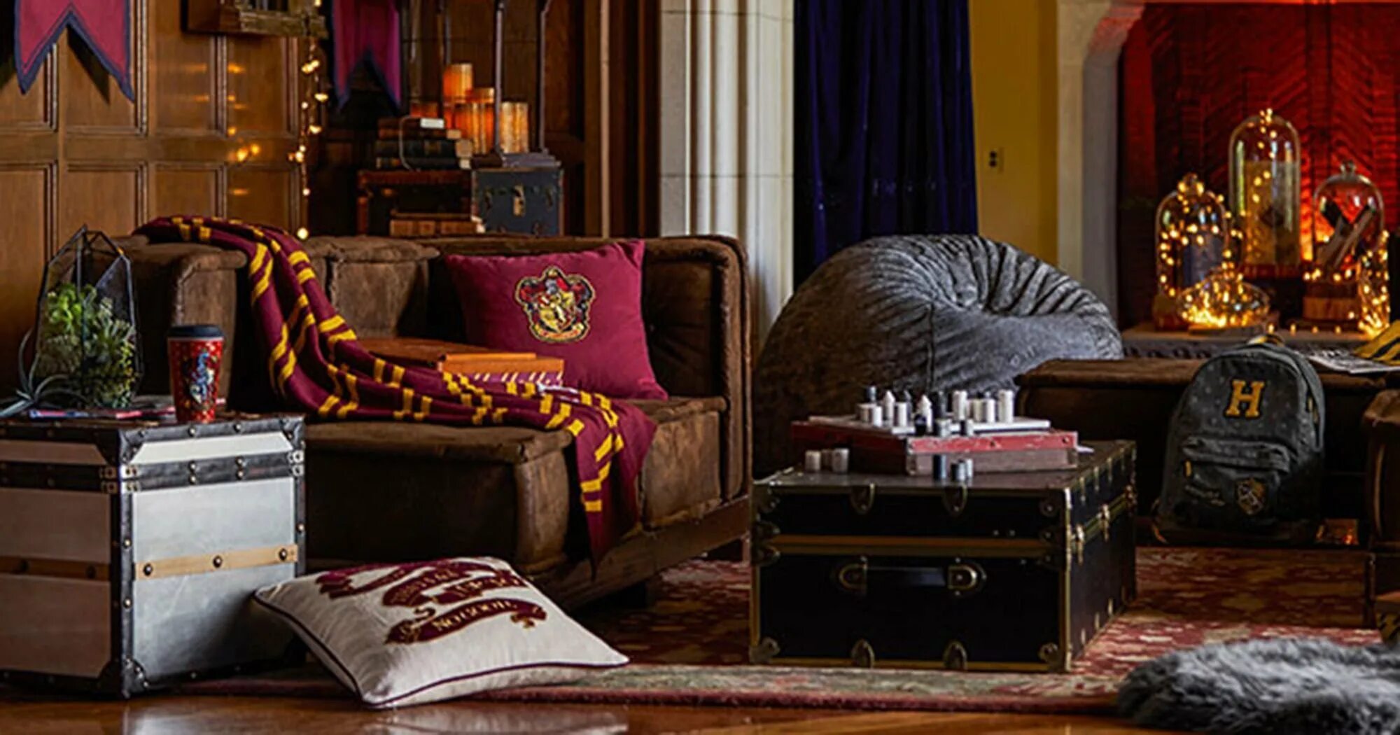 Гарри поттер в форме гриффиндора. Стиль хогвартса. Хогвартс спальня гриффиндора. Гарри поттер в гостиной гриффиндора. Гостиная гриффиндора из гарри поттера.