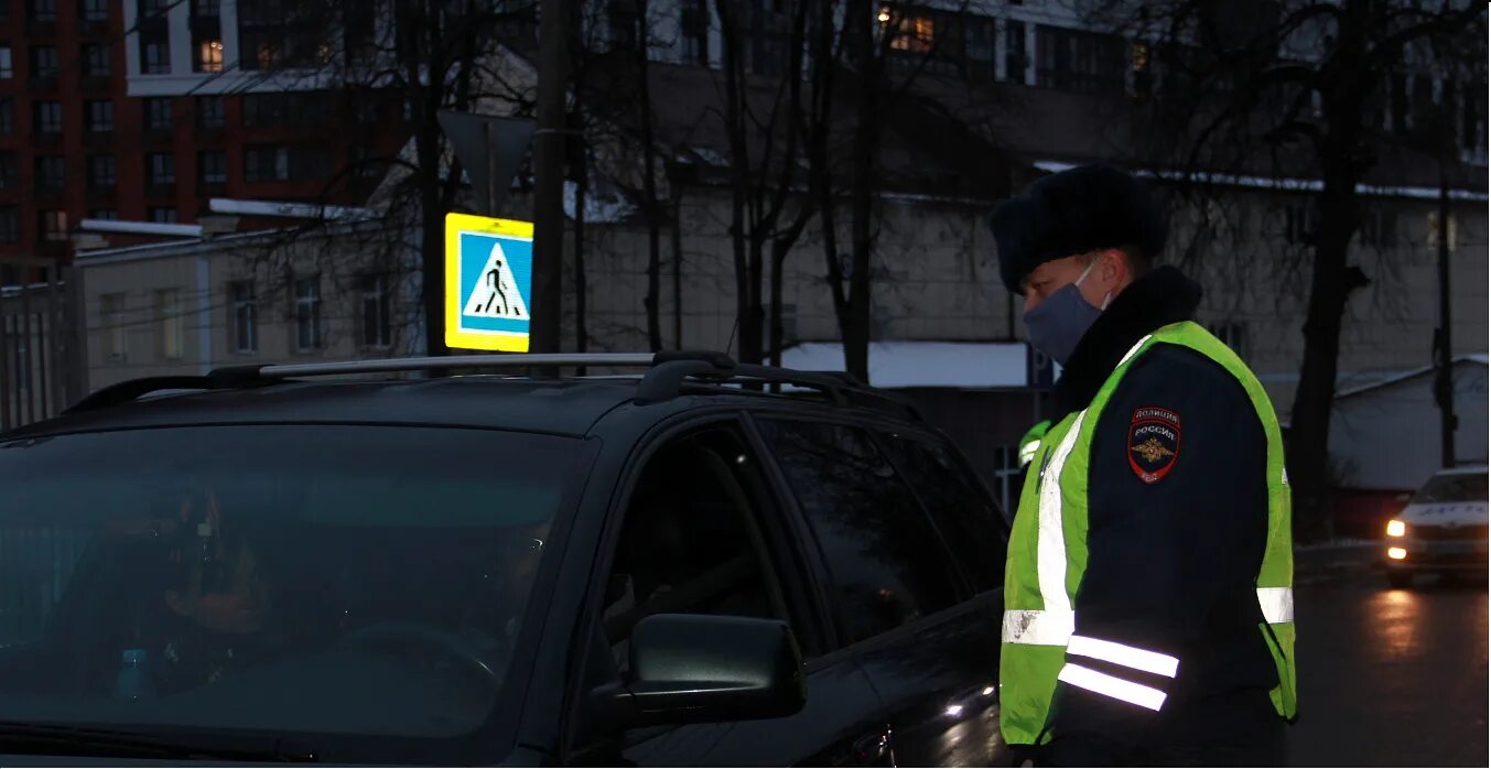 ОПМ пешеход ГИБДД. Госавтоинспекторы провели ПМ пешеход. ОПМ нетрезвый водитель, пешеходный переход. Сотрудник дпс остановил для проверки документов