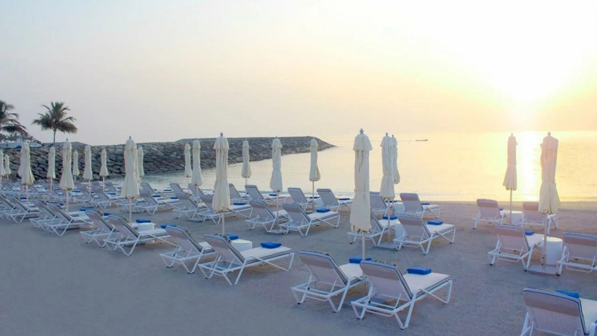 Оаэ fairmont fujairah. Fairmont fujairah beach resort 5. fairmont fujairah 5 оаэ. fairmont fujairah beach resort 5 пляж. фаирмонт фуджейра отель эмираты.
