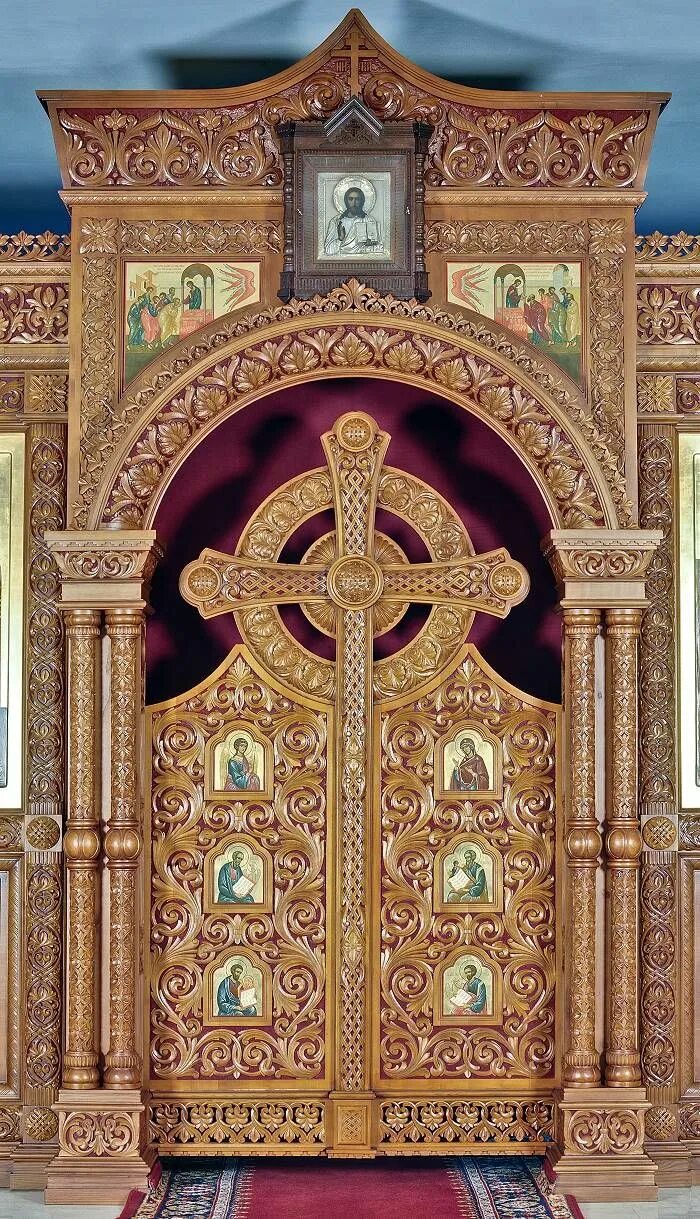 Иконостас алтарь в церкви. Ливадия царские врата. Резные царские врата звенигород. Классицизм царские врата. Царские врата и дьяконские двери.