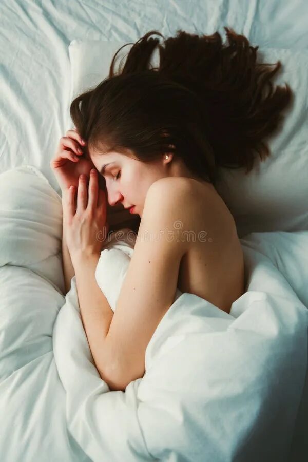 Womans smile in bedroom. Спящие женщины. Картинка мелатонин фото в постели. In her sleep. Спальня для девушки.