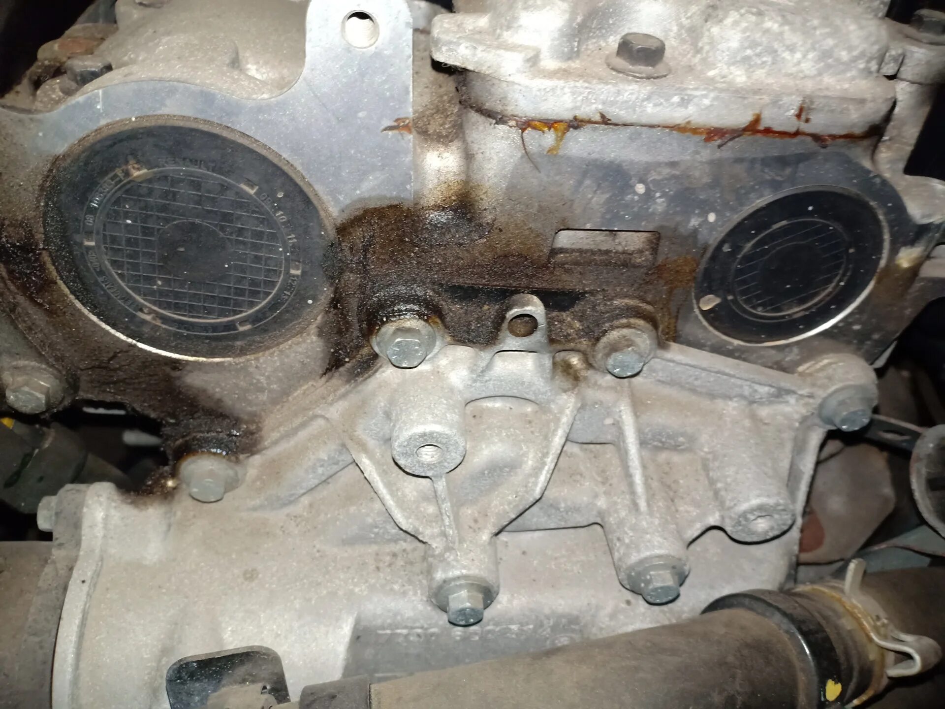 Масляное запотевание клапанной крышки. Потеет клапанная крышка. Запотевание клапанной крышки. Запотевание прокладки клапанной крышки. Прокладка клапанной крышки киа сефия 2 2002 года.