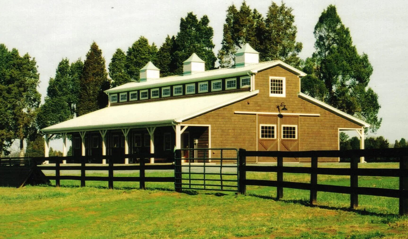 Крыша конюшни. Усадьба Середниково конюшня. Конюшня Solana stables. Левада загон для лошадей. Монруж Франция конюшни.