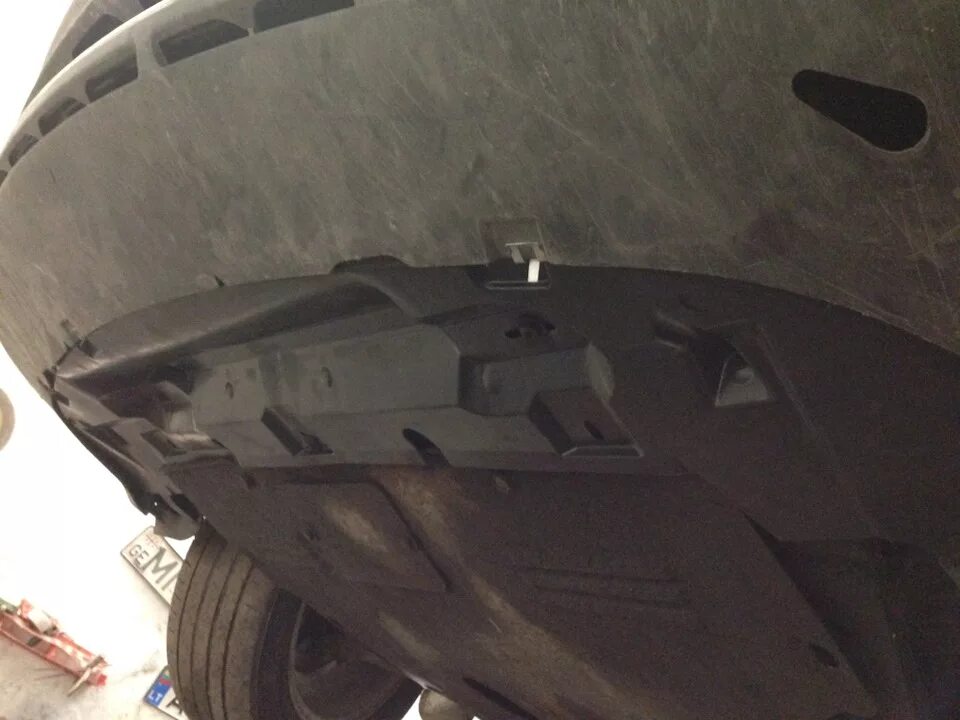 Крепление пыльника бампера. Крепление защиты бампера форд мондео 4. ford mondeo 4 2008 крепеж пыльник бампера. пыльник бампера форд мондео 4. крепление пыльника бампера форд фокус 3.