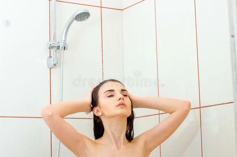 Бодрящий душ. Девочка моется в душе. Стояла под душем. Стояла под душем. Девушки моются в душевой.