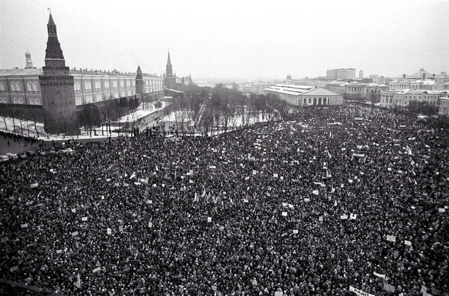 Манежная площадь Москва митинг 1990. Москва 1991 год Манежная площадь. Митинг на Манежной площади 1991 за СССР. Митинги на Манежной площади в 1990. Митинги 1990