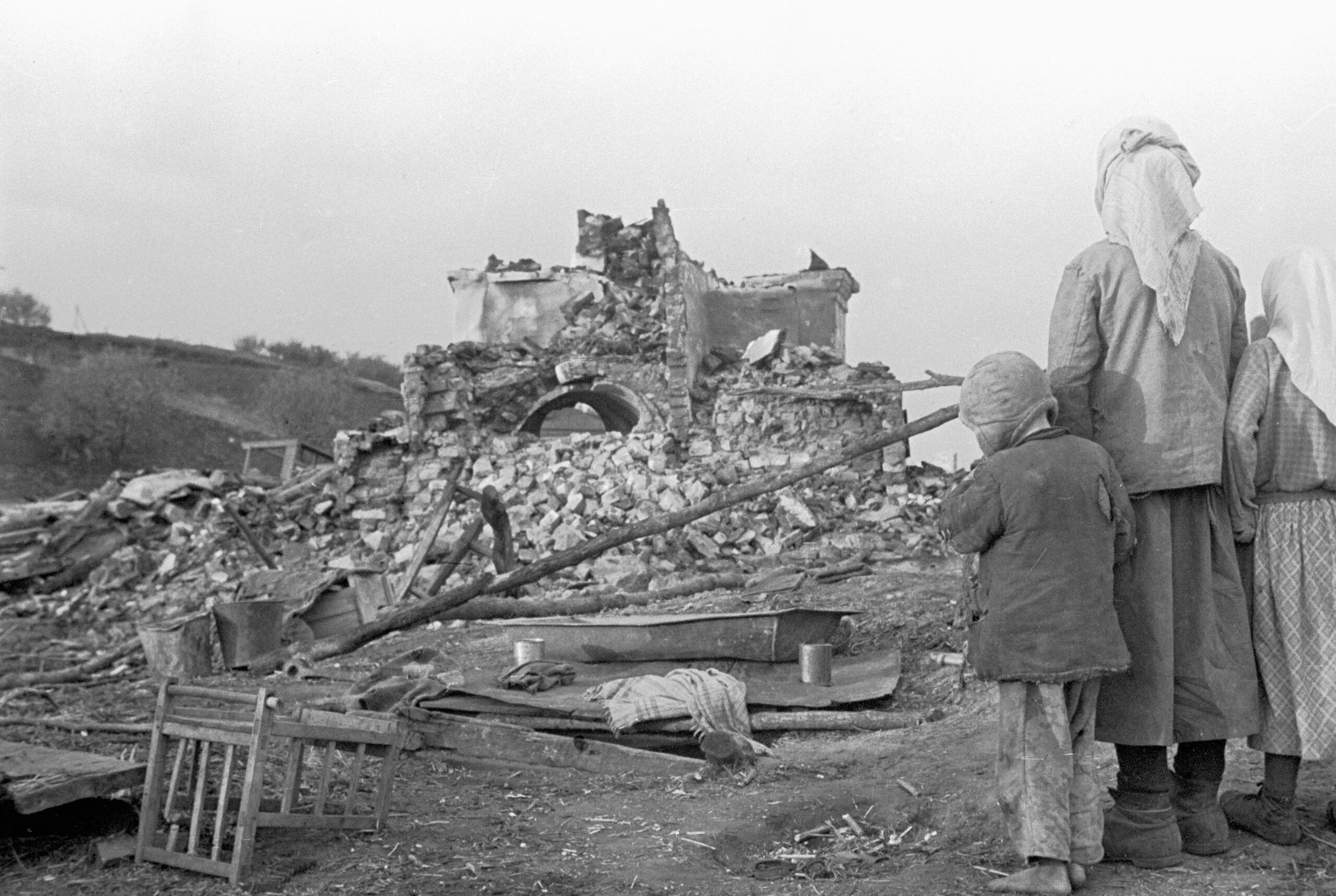 Разрушенная деревня 1945 ВОВ. Сожженные города и деревни в ВОВ 1941-1945г. Сожженные Белорусские деревни Великой Отечественной войне 1941-1945. Сожженные города деревни в годы войны 1941-1945. Разрушенные воспоминания