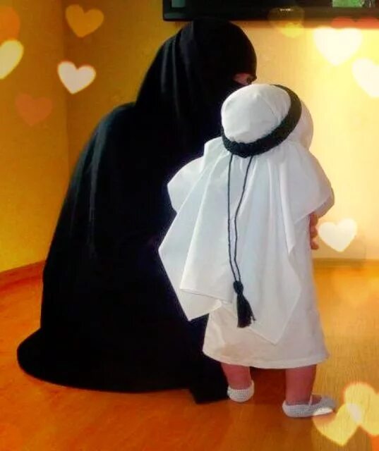 Мать мусульманка. Девушка в хиджабе с ребенком. Мать с ребенком в хиджабе. Мама в хиджабе. Девушка в хиджабе с ребенком.