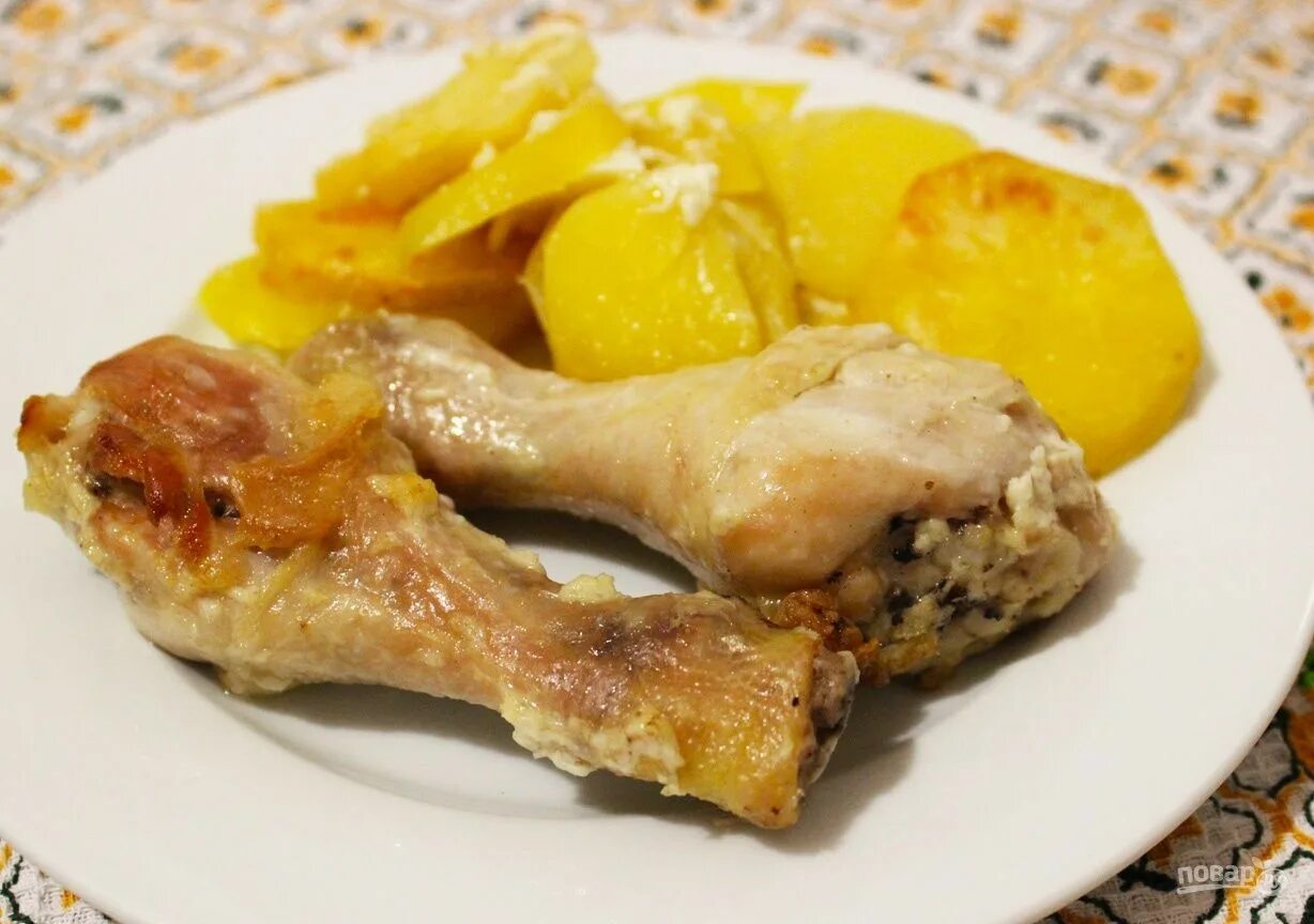 Курица с картошкой чесноком и майонезом. Куриные ножки с картофелем. куриные ножки с картошкой в духовке. куриные голени с картошкой в духовке. запеченные куриные ножки с картошкой.
