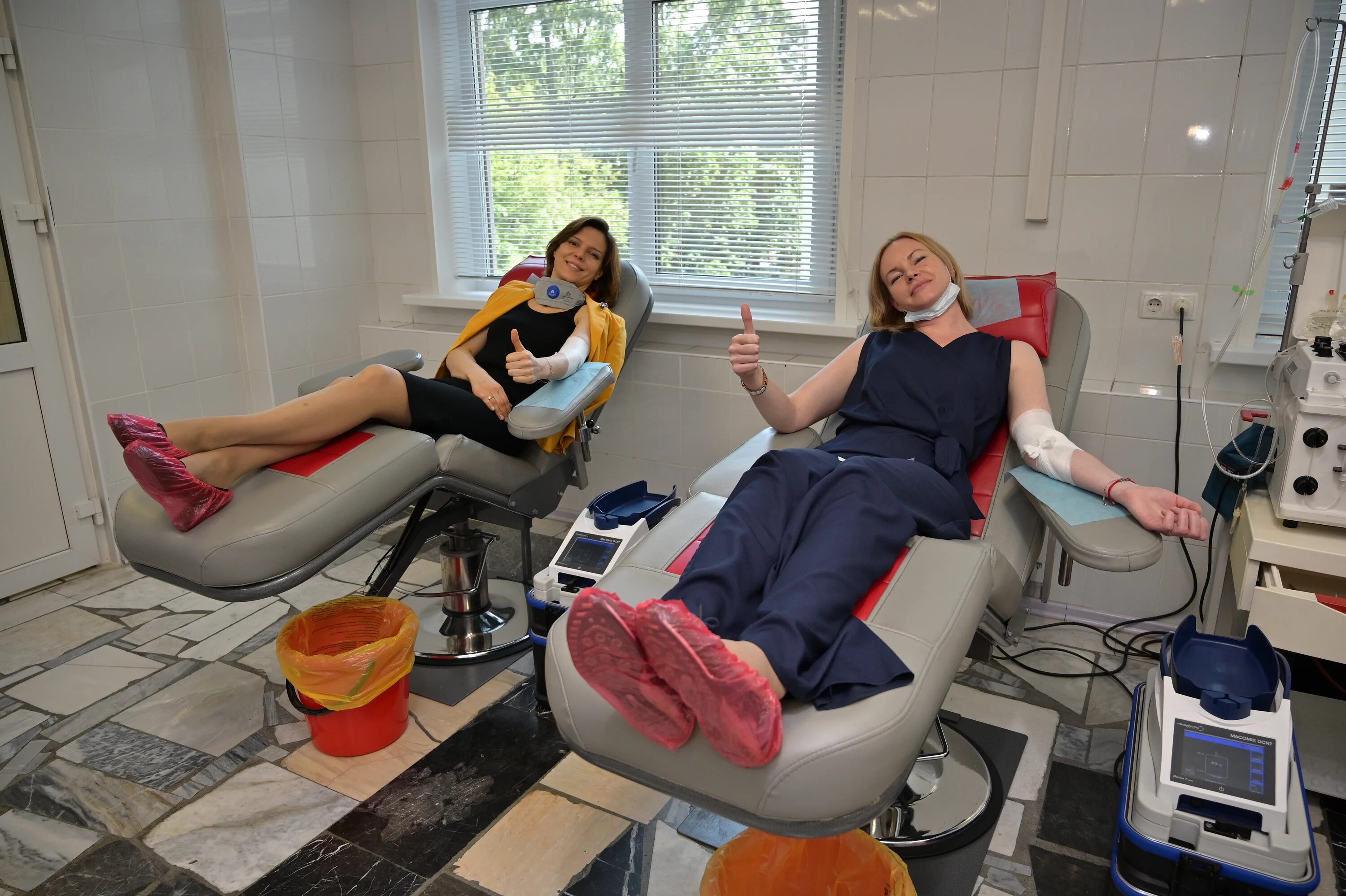Центр крови сколько. Центр крови станция переливания крови ФМБА. Кресло донора. Кресла для сдачи крови для донорства.