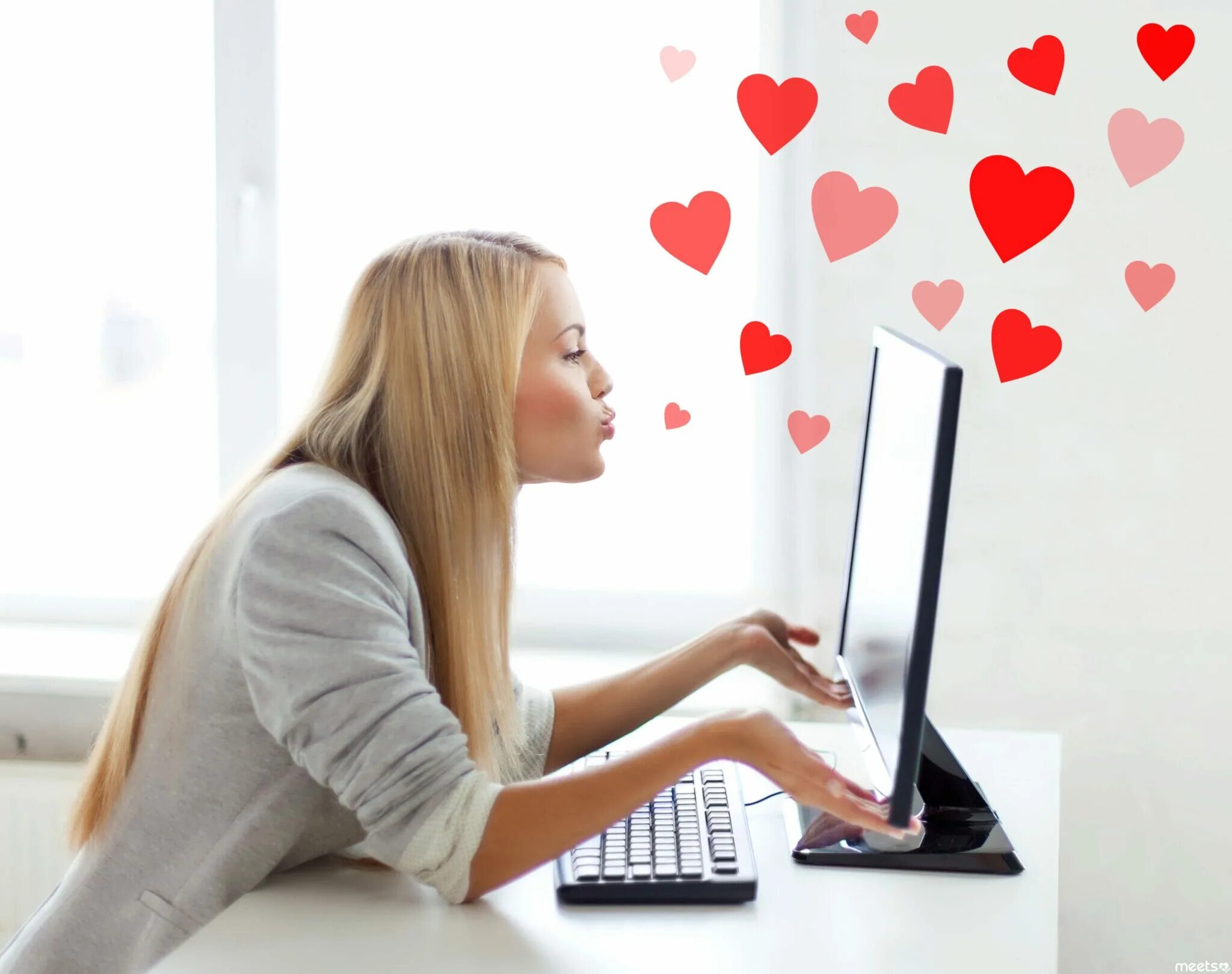 Сайт для отношений. Интернет любовь. Любовь к клиенту. Блондинка и компьютер. Виртуальная любовь.