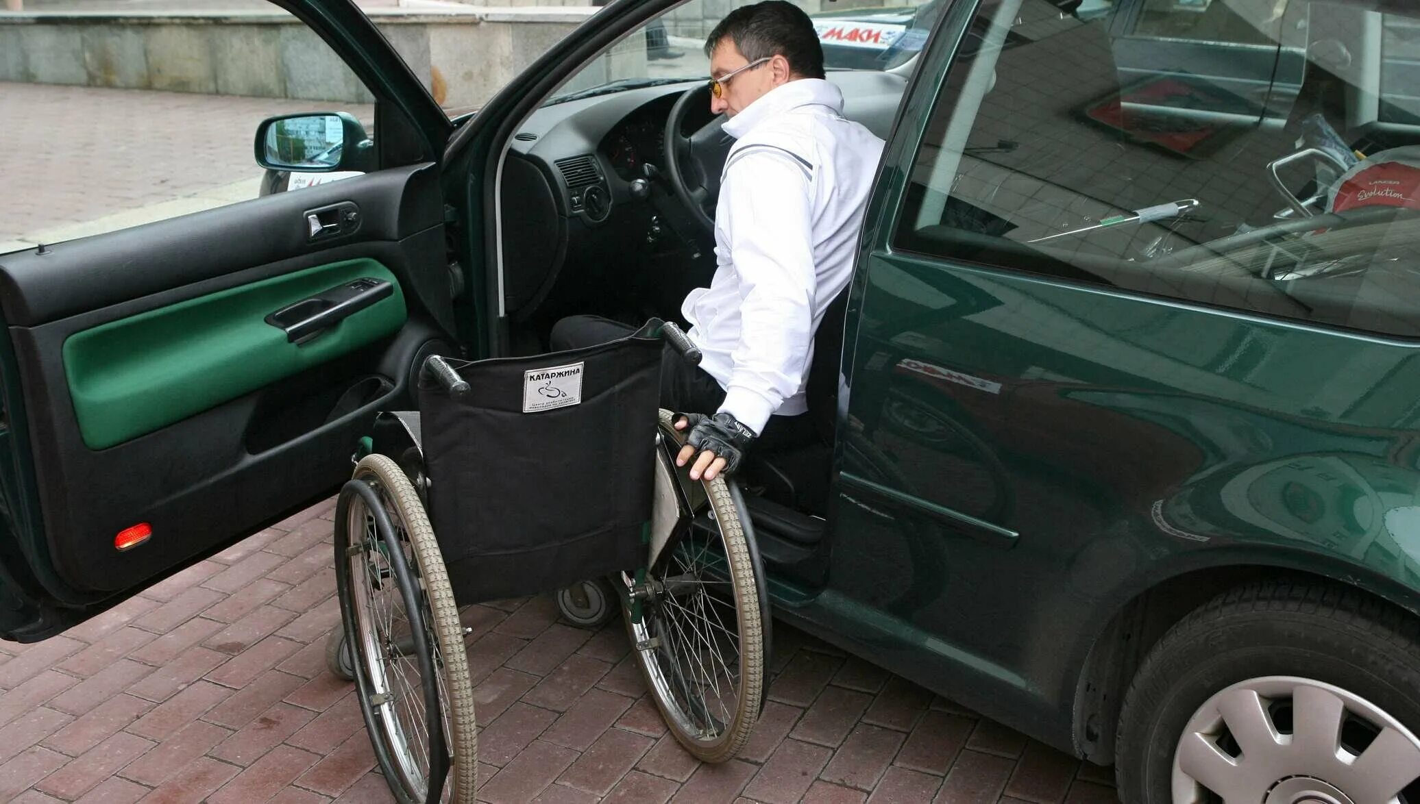 Где купить машину инвалиду. Автомобиль для инвалидов. Автомобиль для колясочников. Машина для инвалидов колясочников. Машина для инвалидов колясочников с ручным управлением.