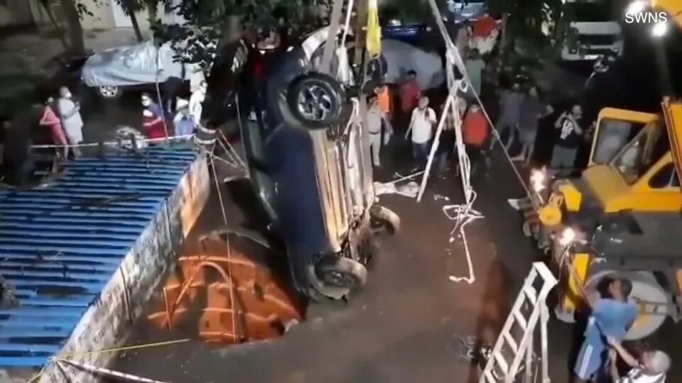 В крыму автомобиль провалился под землю. Ямы в самаре. Машина ушла под землю. Машина провалилась под землю. Машина ушла под землю.