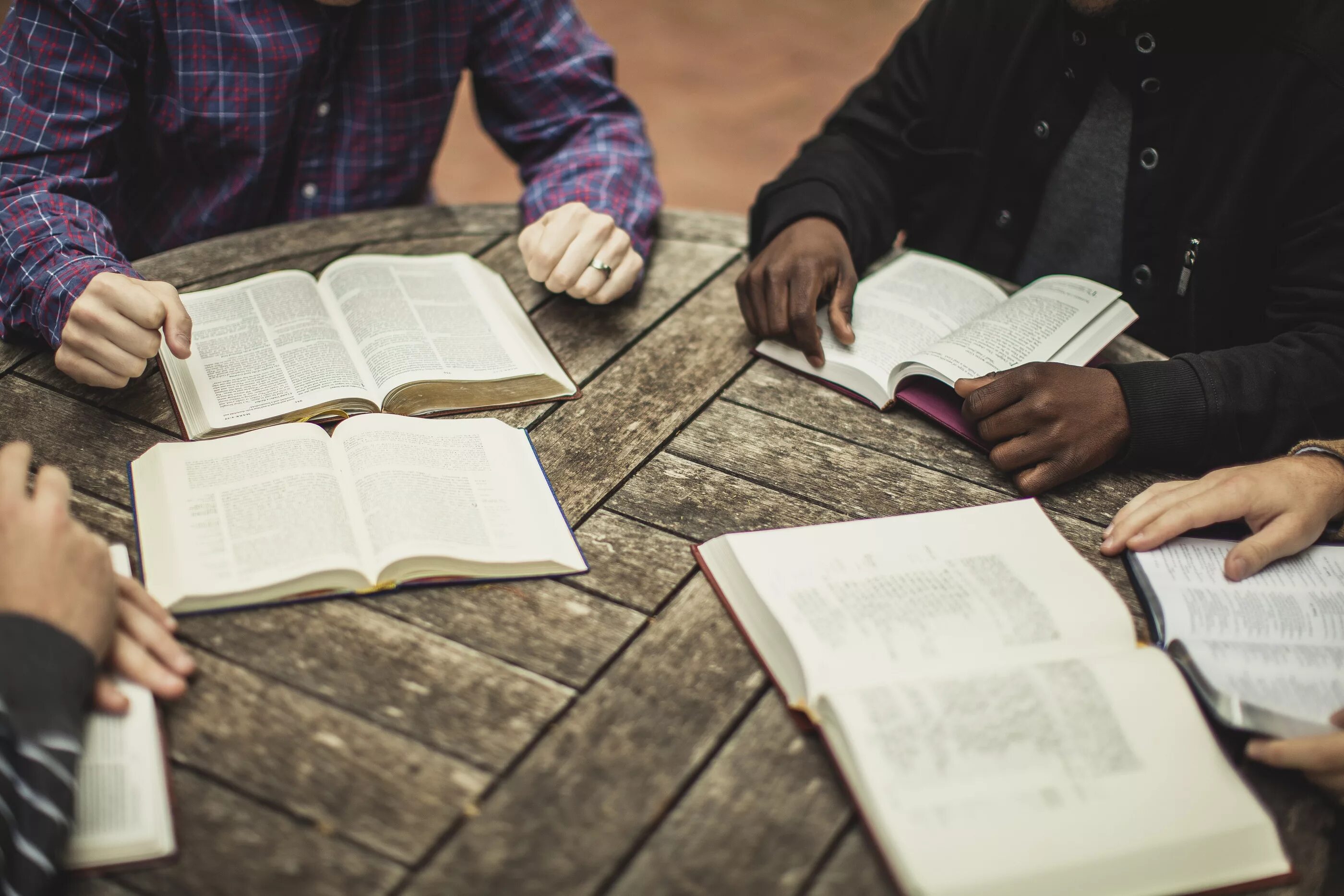 Читаем библию. Чтение Библии. Человек с Библией. Изучение Библии в группах. Чтение Библии группа.