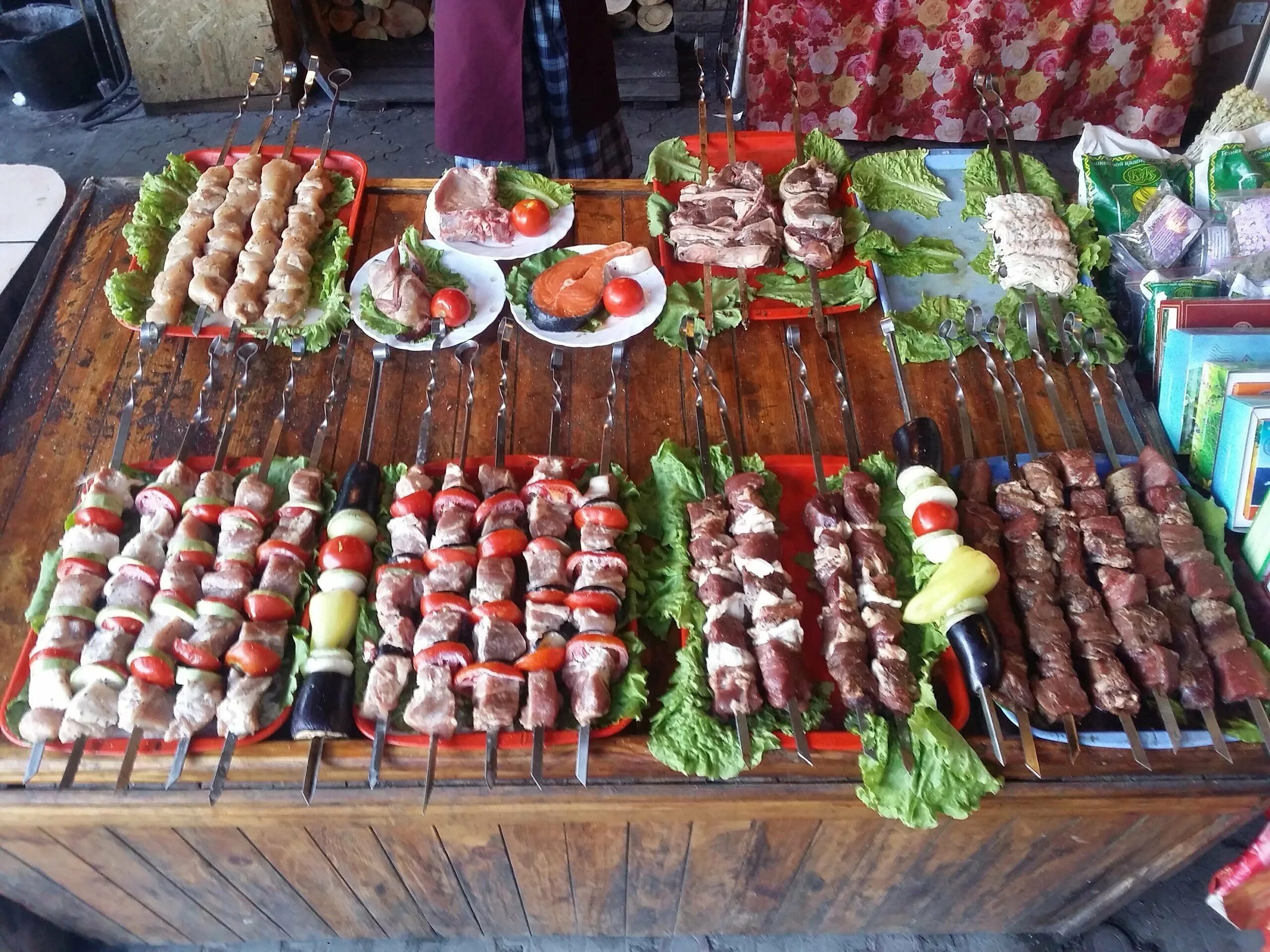 Под шашлык. Стол с шашлыком. праздничный стол с шашлыком. накрытый стол с шашлыком. стол на даче с шашлыками.