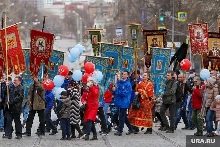 Пасха екатеринбург. Пасхальный крестный ход нижний новгород 2023. Крестный ход на пасху. Крестный ход екатеринбург пасха. Крестный ход екатеринбург пасха.