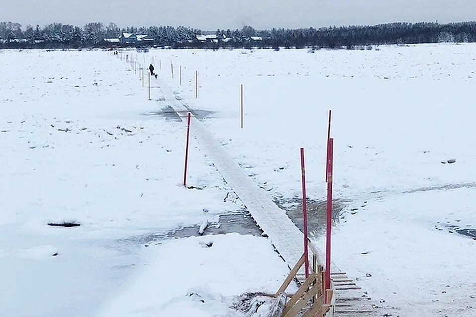 Переправа по льду. Переправа Алешино Сыктывкар. Сыктывкар ледовая переправа. Алешино Сыктывкар. Ледяная переправа для пешеходов.