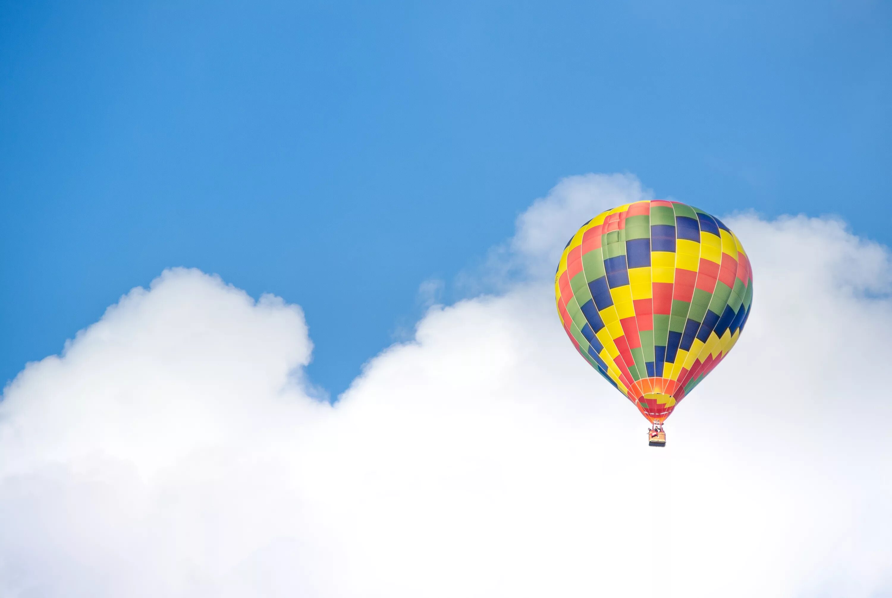 Flying balloon. Воздушный шар в небе. Воздушный шар с корзиной в небе. Воздушные шары в небе. Воздушный шар фон.