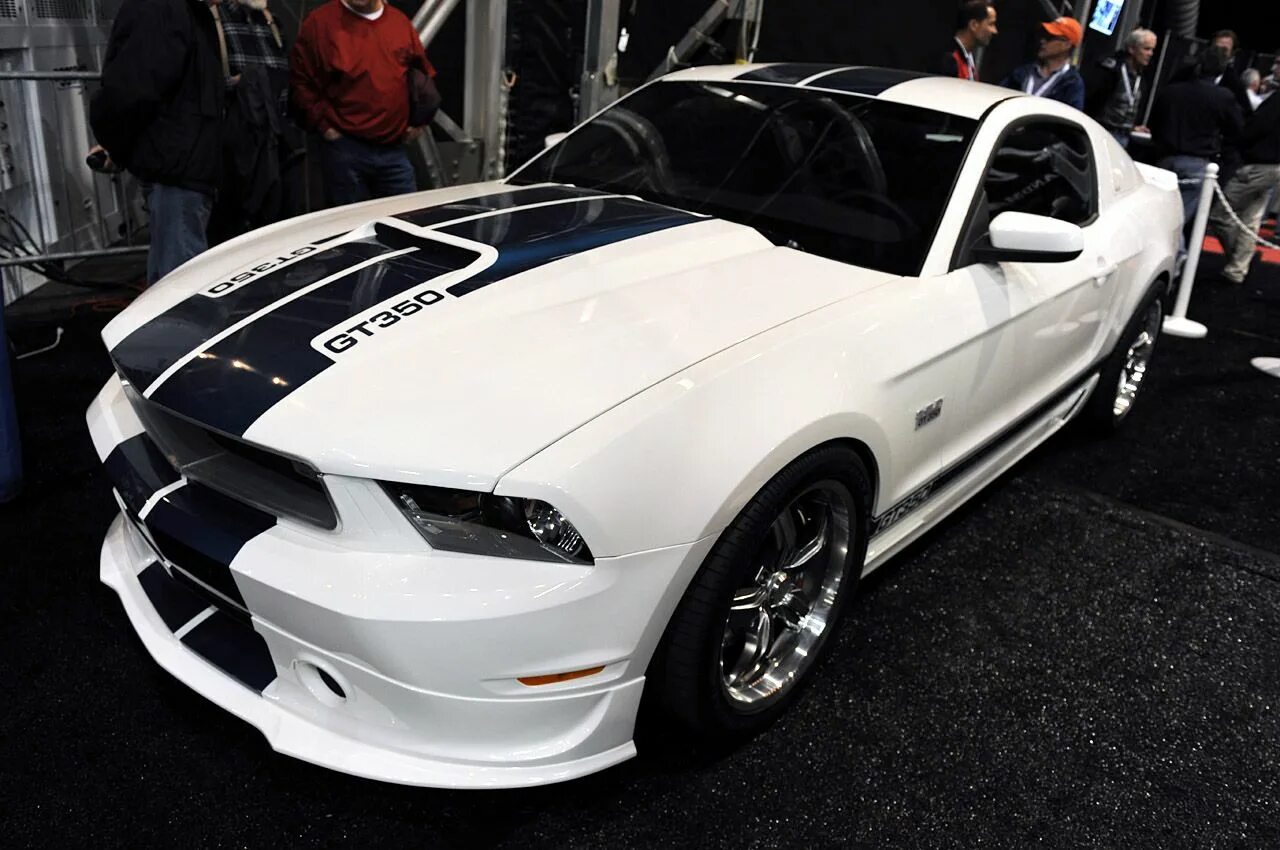 Форд Мустанг белый. Шевроле Мустанг белый. Ford Mustang Shelby gt350 2011. Мустанг Шелби белый. Машина с черными полосками