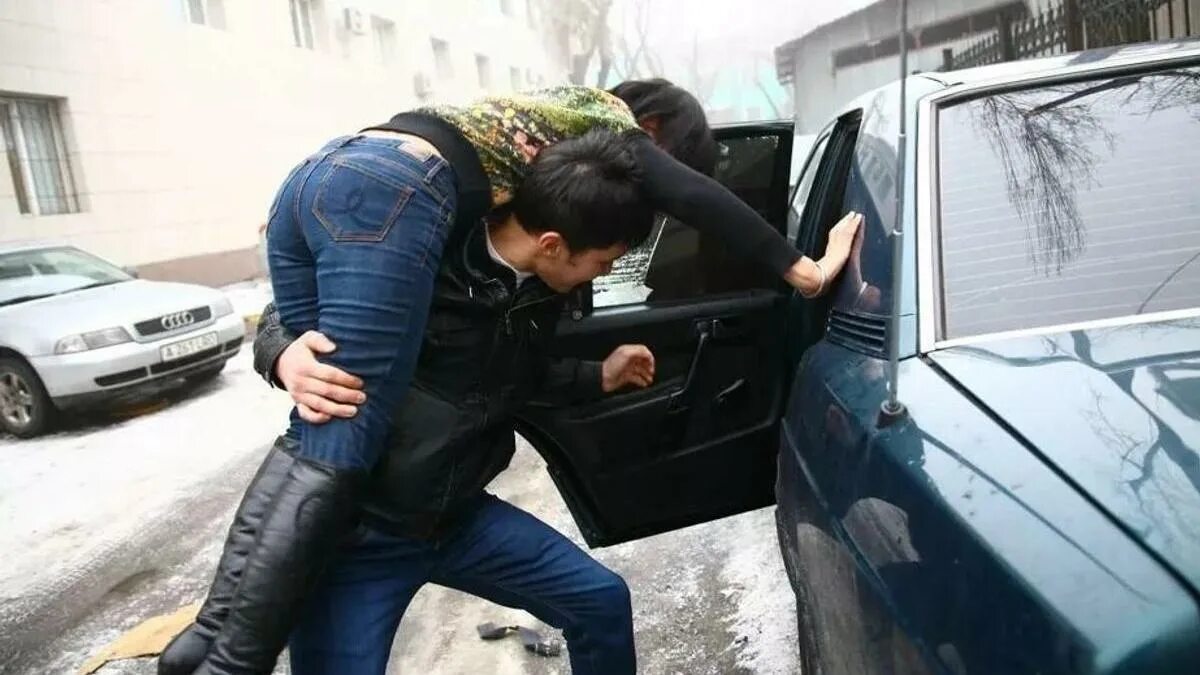 Похищение невесты. Парень украл невесту. Украли невесту в багажник. Парень украл невесту. Невеста в наручниках.
