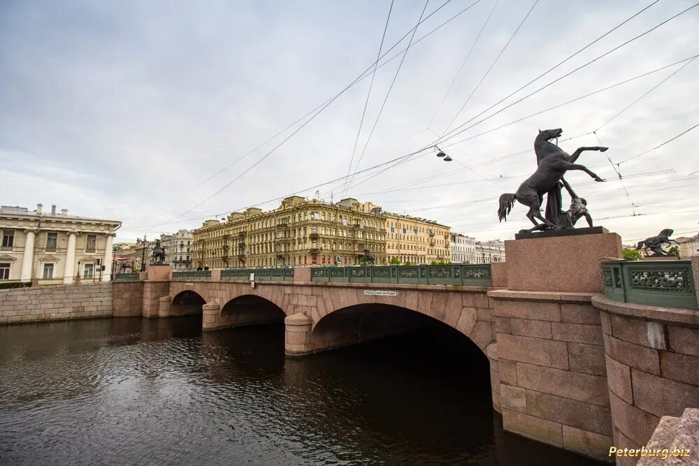 Аничков мост через какую реку. Река Фонтанка Аничков мост. Аничкин мост в Санкт-Петербурге. Питер Аничков мост.