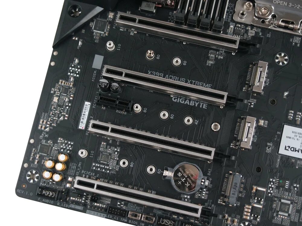 Что такое слоты расширения в корпусе. Asus rog dimm. 5 sata. Вставка ssd m2. Свободные слоты для накопителей.