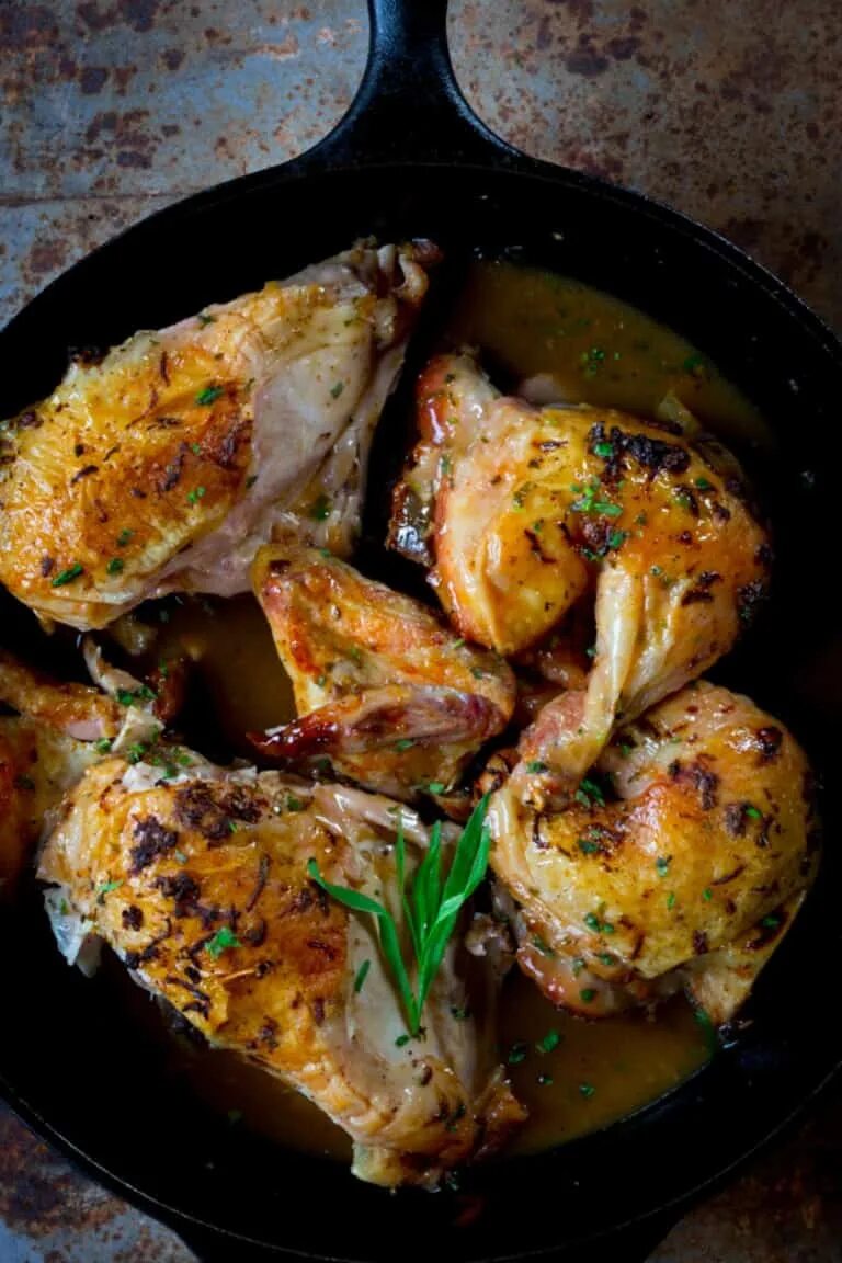 Курица пожарить рецепт. Курица на сковороде. Вкусная Курочка на сковороде. Жареная курица. Сочная Курочка на сковороде.