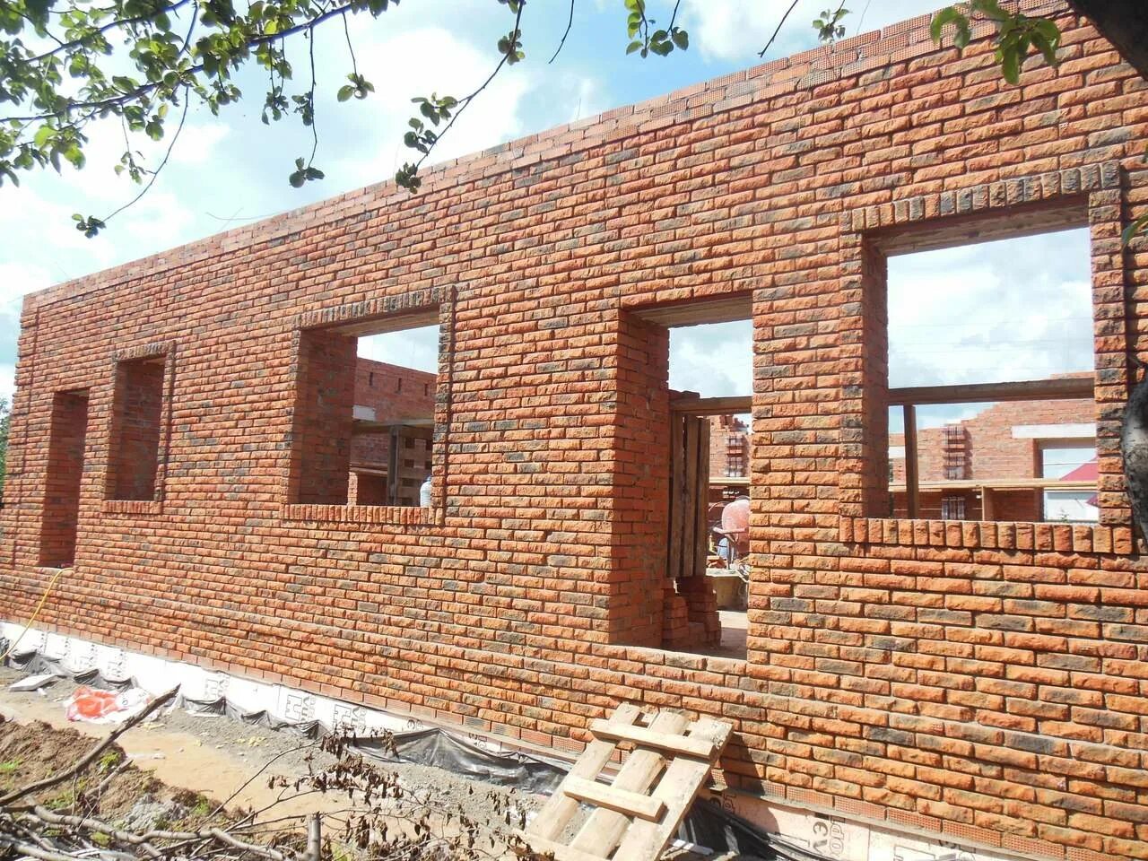Дома из полнотелого кирпича. Рваный камень кирпич изкм. кирпич альтаир рваный камень. липецкая кладка кирпича. кирпич рваный ложок.