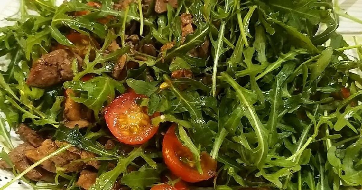 Руккола с куриной печенью. Салат теплый с куриной печенью и рукколой. салат с куриной печенью и рукколой и черри. салат из куриной печени с рукколой и помидорами. салат с печенью куриной и руколой.